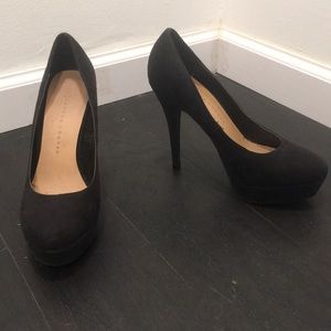 Black pumps